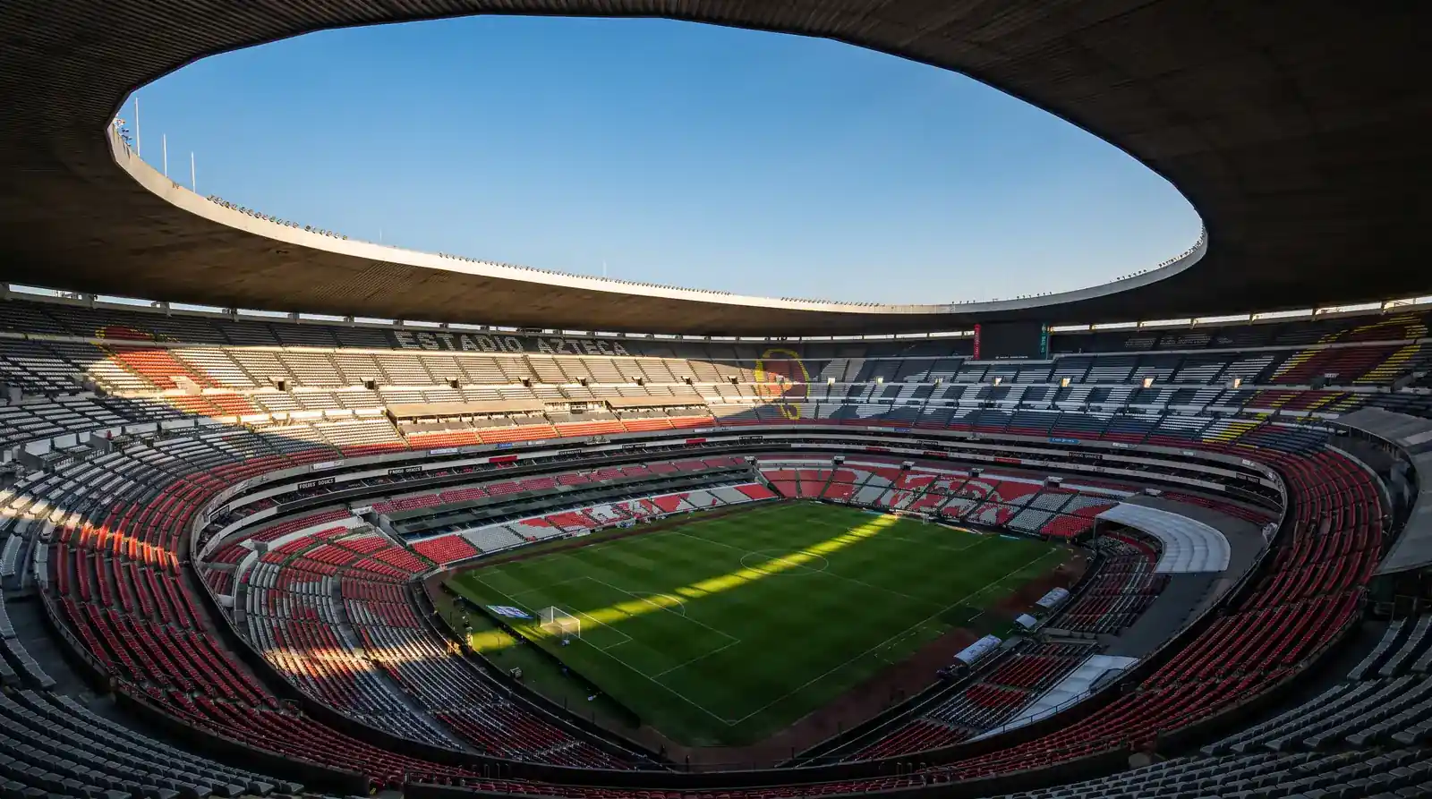 Innenansicht des Estadio Azteca mit grünem Rasen und Tribünen